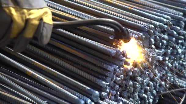 trabalhador processa pinos de metal com fecho de máquina de solda
 - Filmagem, Vídeo