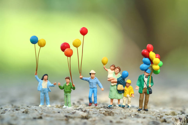 Personas en miniatura: viajero de pie en el parque al aire libre, concepto de negocio utilizando como fondo
 - Foto, imagen