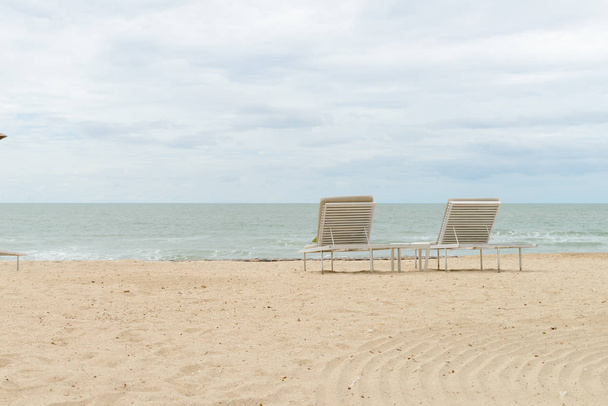 Αδειάστε δύο καρέκλες παραλίας σε μια όμορφη παραλία την ηλιόλουστη μέρα-διακοπές το καλοκαίρι - Φωτογραφία, εικόνα