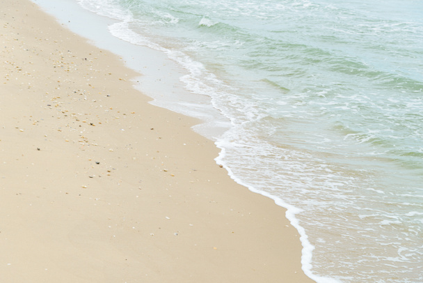 Lágy hullám a tengerparton a homokos strandon. Háttér - Fotó, kép