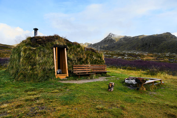 Деревянная хижина, покрытая травой на Лофотенских островах в Норвегии
 - Фото, изображение