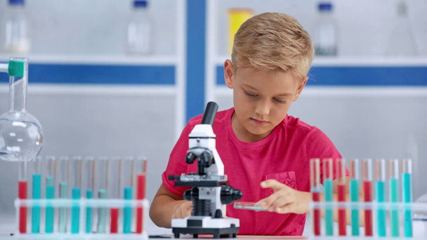 Rack Fokus des Kindes Blick durch Mikroskop  - Filmmaterial, Video