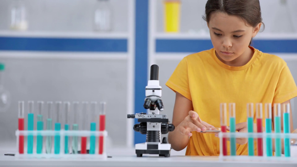 hangsúly húzza a gyerek néz a mikroszkóppal  - Felvétel, videó