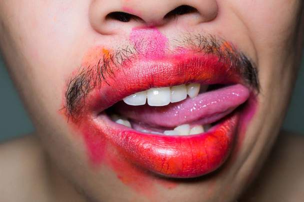 Mund befleckt die Farbe des Lippenstifts. - Foto, Bild