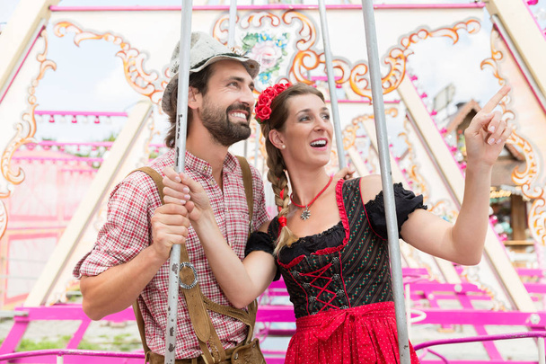 Femme et homme jouissant d'une balançoire à l'Oktoberfest
 - Photo, image