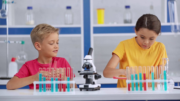 rozkošné děti míchání tekutin v laboratoři  - Záběry, video