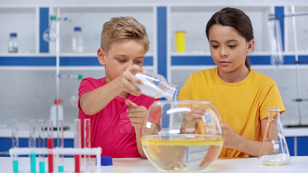 cute dzieci mieszania płynów w laboratorium  - Materiał filmowy, wideo