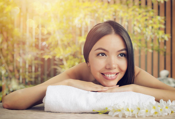 Mujer relajándose con un masaje en un centro de spa - Foto, Imagen
