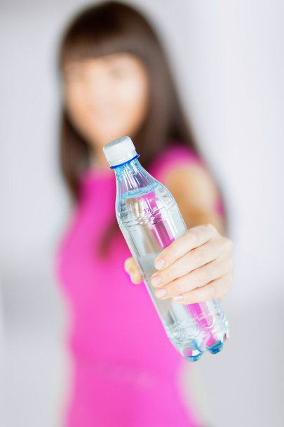 Sporty woman with bottle of water - Foto, afbeelding