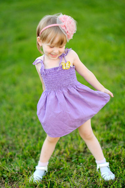 portrait of little girl outdoors - Zdjęcie, obraz