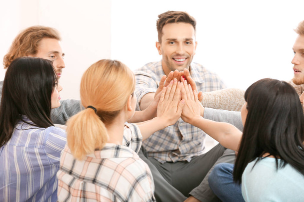 Az emberek üzembe kezek együtt csoportterápia ülésén - Fotó, kép