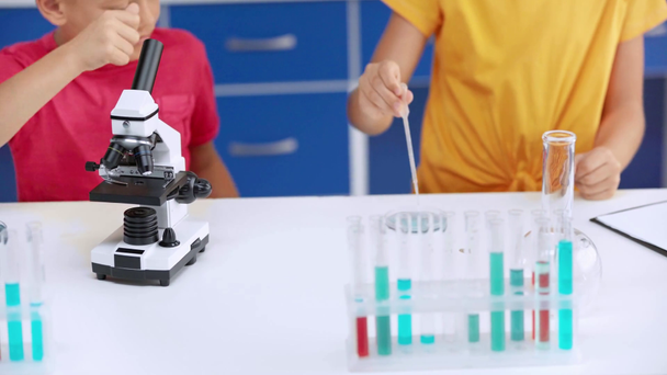 abgeschnittene Ansicht von Kindern beim Mischen von Flüssigkeiten  - Filmmaterial, Video