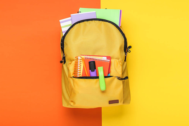 Sac à dos avec fournitures scolaires sur fond de couleur
 - Photo, image