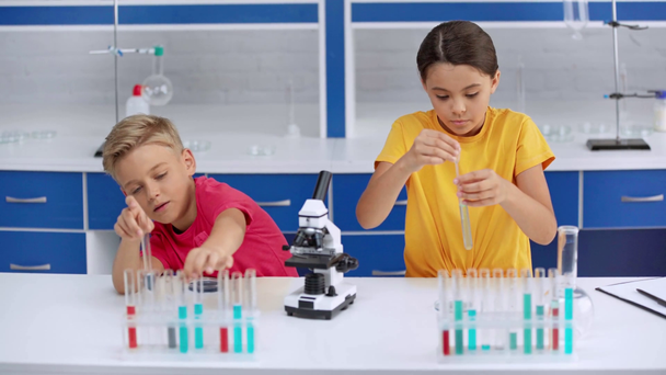enfoque selectivo de niños adorables en el laboratorio
  - Metraje, vídeo
