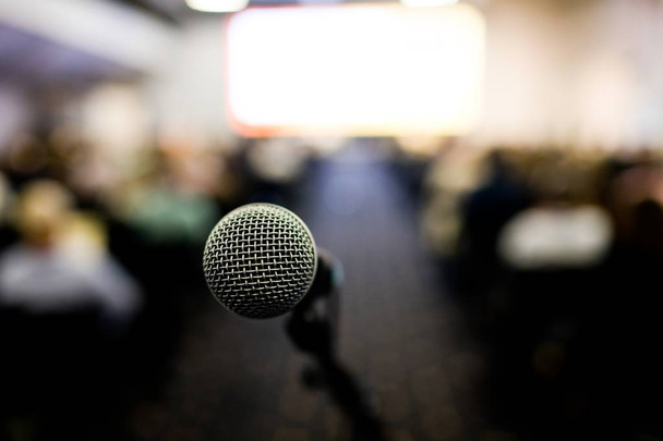 Vista frontal sobre microfone na sala de congressos
. - Foto, Imagem