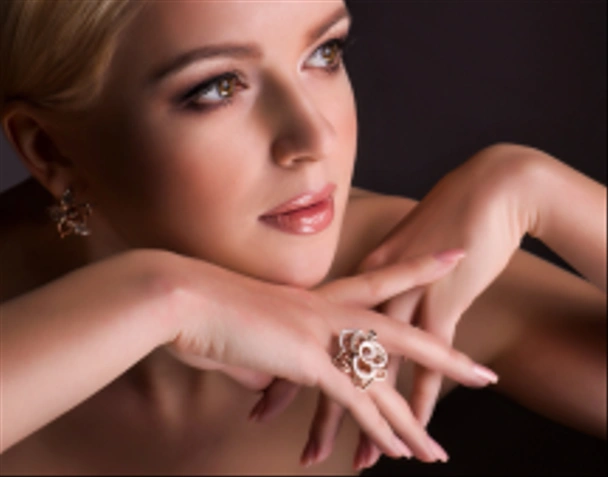 Retrato de bela jovem com maquiagem em jóias de luxo
 - Foto, Imagem
