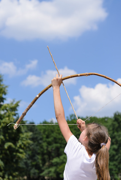 Молода дівчина практикує стрільбу з лука
 - Фото, зображення