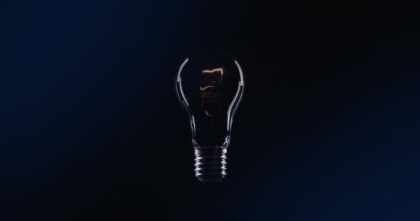 Wolfram-Glühbirne Lampe über schwarzem Hintergrund mit Plexus-Effekt - Filmmaterial, Video