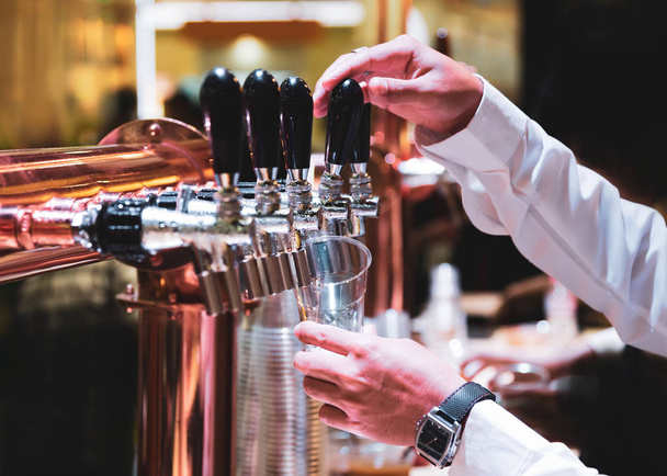 Csapos öntés csapolt sört a bárban, Barman kezét sör csap - Fotó, kép
