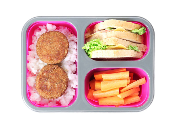 Boîte à lunch avec des aliments savoureux sur fond blanc - Photo, image