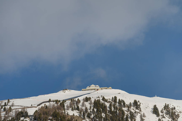 A sikló a Muottas Muragl (2 456 m/8, 058ft), Samedan, Graubunden kantoni, Engadine, Svájc irányába közlekedik.. - Fotó, kép