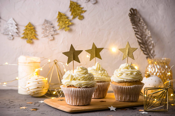 cupcakes de dessert stylés de Noël avec crème et étoiles dorées
 - Photo, image