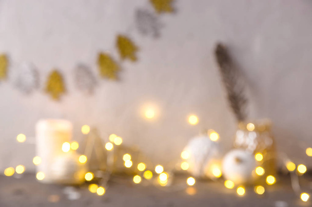 Weihnachten Hintergrund mit gelben Lichtern und festlichem Dekor. Unschärfe - Foto, Bild