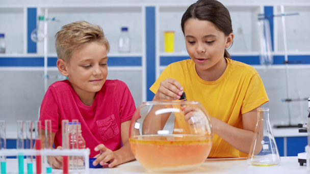 crianças bonitos misturando líquidos em tigela de peixe
  - Filmagem, Vídeo