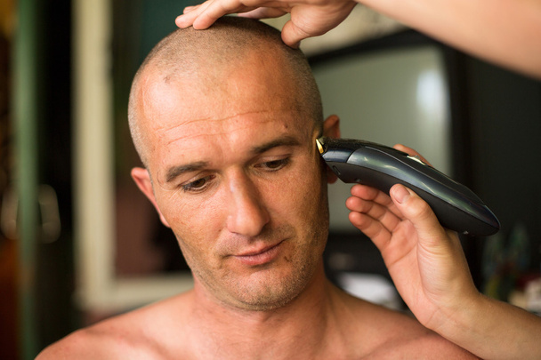 Peluquero afeitado hombre con recortador de pelo
. - Foto, Imagen
