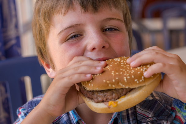 Junge mit Hamburger - Foto, Bild