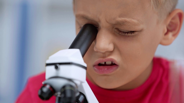 顕微鏡を通して見る子供のクローズアップ  - 映像、動画