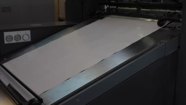 Εργοστάσιο εκτύπωσης, τυπογραφικό μηχάνημα στην εργασία, χαρτί σε slider - Πλάνα, βίντεο