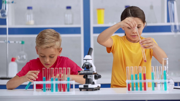 Hiperlapso de niños que mezclan líquidos en el laboratorio
  - Imágenes, Vídeo