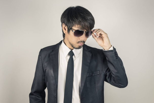 Портрет бізнесмена в чорному костюмі зворушливі окуляри або Eyewea - Фото, зображення