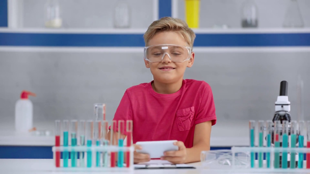 счастливый ребенок делает селфи в лаборатории
  - Кадры, видео