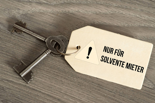 Una llave y llavero con la referencia al alquiler solo para inquilinos solventes
 - Foto, Imagen
