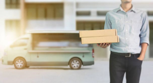 Entrega hombre o pasajero sosteniendo una caja de cartón listo
  - Foto, Imagen