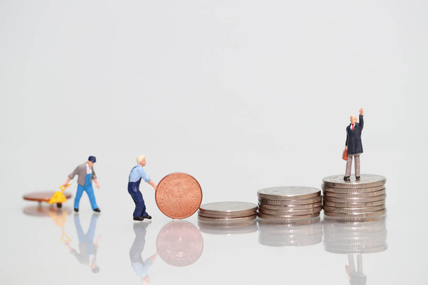 Persone in miniatura: lavoratore con moneta e uomo d'affari, concetto di business utilizzando come sfondo
 - Foto, immagini
