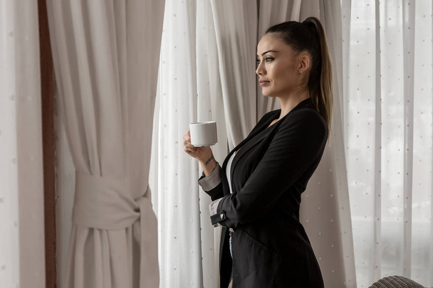 Business γυναίκα που πίνει τσάι στο ξενοδοχείο - Φωτογραφία, εικόνα