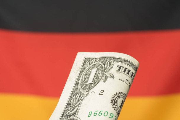 Bandera de Alemania y billete de dólar
 - Foto, Imagen