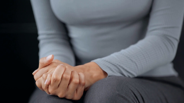 abgeschnittene Ansicht einer Frau, die sich die Hände quetscht - Filmmaterial, Video