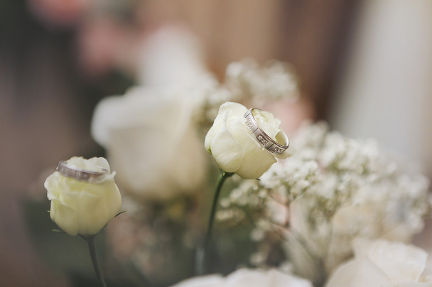 Anillo de boda y flores
 - Foto, imagen