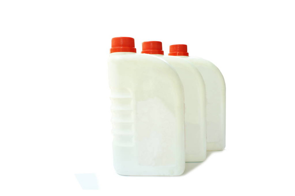 műanyag palack csomagolás, piros kupak tartalmazó folyadék fehér háttér - Fotó, kép