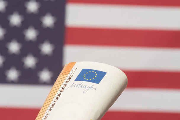 Flagge Amerikas und Euro-Banknote - Foto, Bild