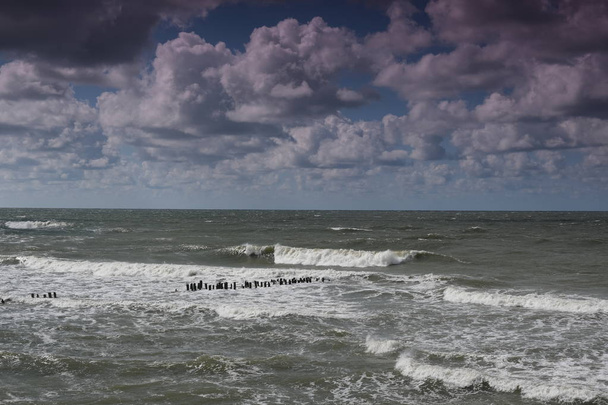 Blick auf das stürmische Meer. Meereswelle bei Sturm in der Ostsee - Foto, Bild