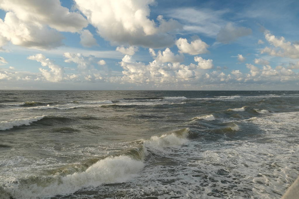 Widok na Seascape burzy. Fala morska podczas burzy w Morzu Bałtyckim - Zdjęcie, obraz