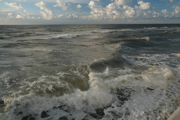 Tekintettel a vihar tengeri kilátás. Tengeri hullám vihar a Balti-tengeren - Fotó, kép