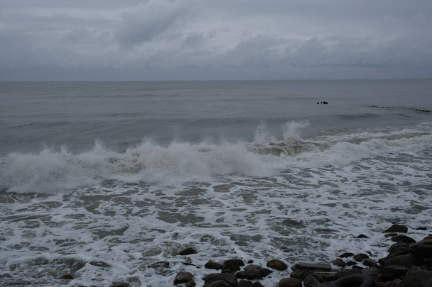 嵐の海景の眺め。バルト海の嵐の間の海の波 - 写真・画像
