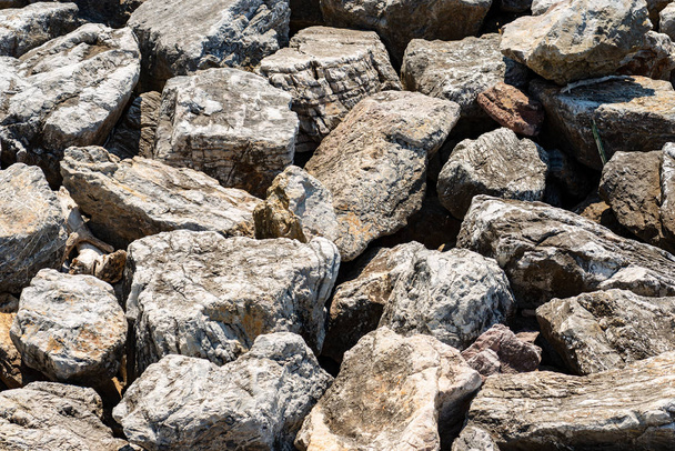 Breakwater gemaakt van gigantische rotsblokken-full frame - Foto, afbeelding