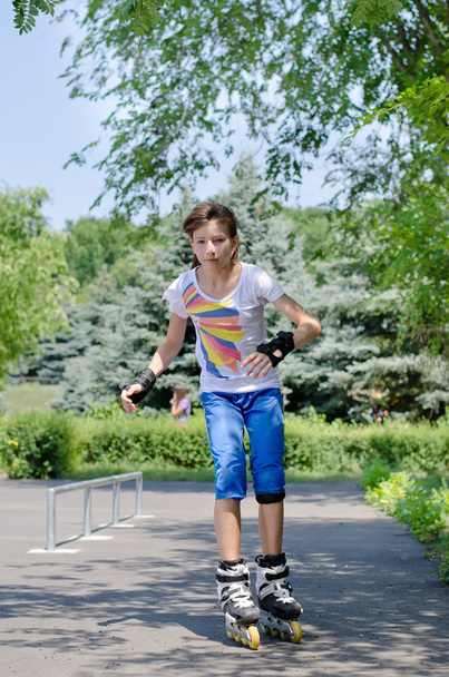 junges Mädchen im Skatepark - Foto, Bild